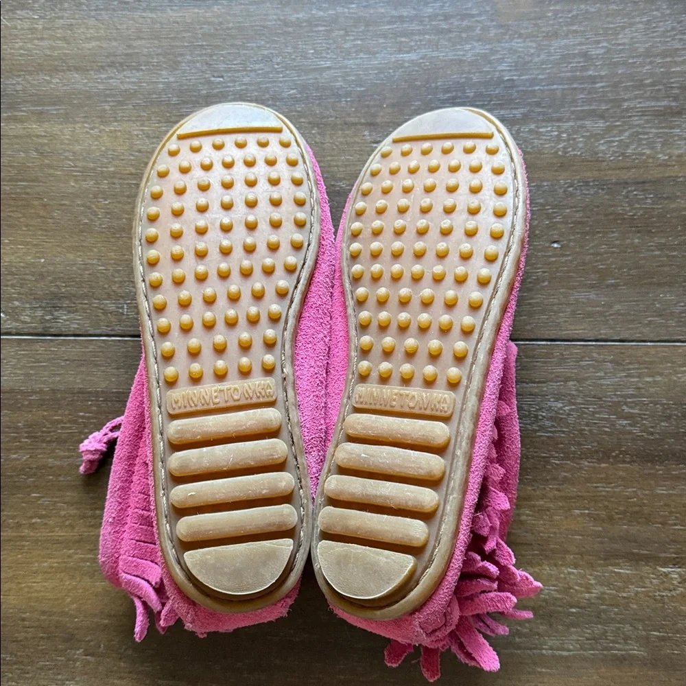 Size 3 Minnetonka Double Fringe Side Zip Boot in pink